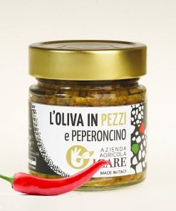 L’oliva in pezzi e peperoncino